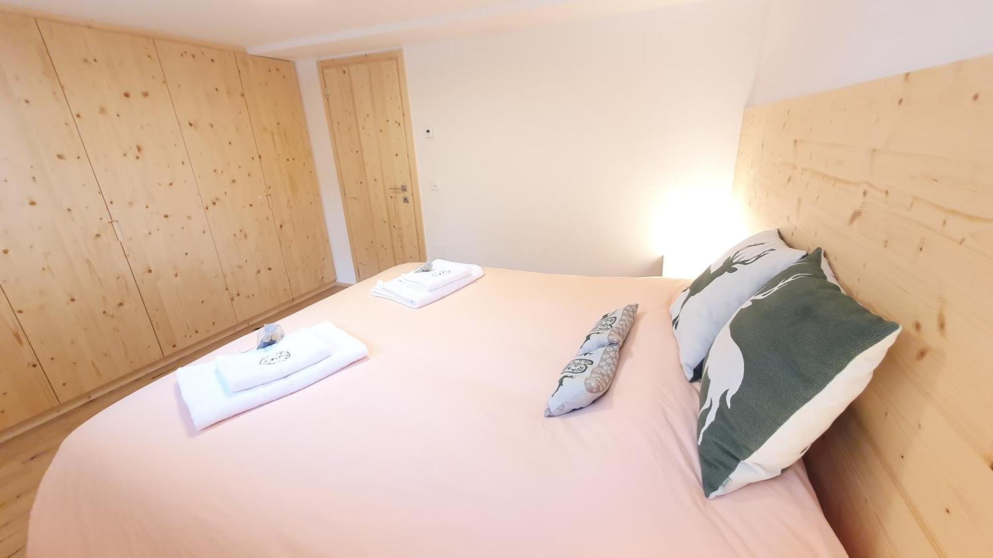 Yeti Lodge Седрун Стая снимка